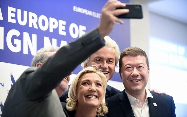 Geert Wilders, deuxième à partir de la droite, participe à un selfie de groupe avec Marine Le Pen et d’autres politiciens d’extrême droite lors d'une conférence de presse du groupe de droite Europe des nations et des libertés (ENF) au Parlement européen le 25 avril 2019, à Prague, en République tchèque. (AFP/Michal Cizek)