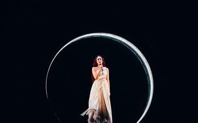L'Israélienne Eden Golan lors de la répétition de sa chanson "Hurricane" avant l'Eurovision, à Malmö, en Suède, le 3 mai 2024. (Crédit : Sarah Louise Bennett/EBU)