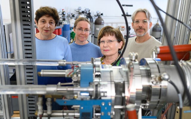 De gauche à droite : Eugenia Mintz, Dr. Johanna Regev, Prof. Elisabetta Boaretto et Dr. Lior Regev des laboratoires Elisabetta Boaretto de l'Institut Weizmann des sciences. (Crédit : Autorisation) De gauche à droite : Eugenia Mintz, Dr. Johanna Regev, Prof. Elisabetta Boaretto et Dr. Lior Regev des laboratoires Elisabetta Boaretto de l'Institut Weizmann des sciences. (Crédit : Autorisation)
