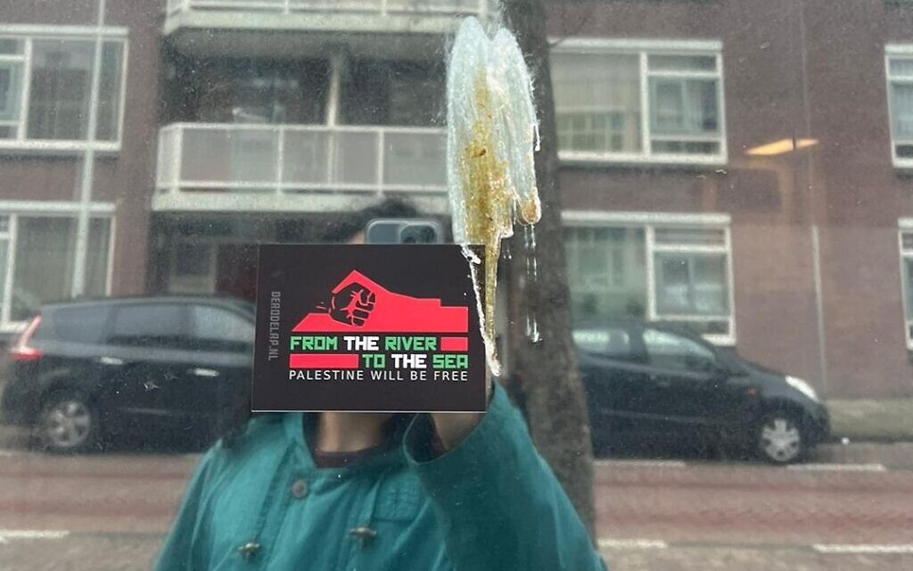 Vandalisme d'autocollants à Leyde, Pays-Bas, avril 2024 (Crédit : Ethan Bergman)