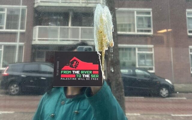 Vandalisme d'autocollants à Leyde, Pays-Bas, avril 2024 (Crédit : Ethan Bergman)