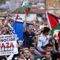 Un Bosniaque brandit un drapeau palestinien lors d'une manifestation contre Israël et en faveur des Palestiniens à Sarajevo, en Bosnie, le 22 octobre 2023. Illustration (Crédit : Armin Durgut/AP)