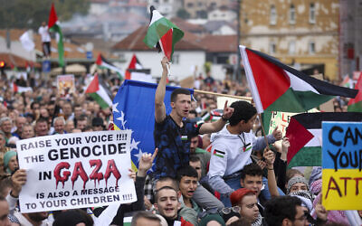 Un Bosniaque brandit un drapeau palestinien lors d'une manifestation contre Israël et en faveur des Palestiniens à Sarajevo, en Bosnie, le 22 octobre 2023. Illustration (Crédit : Armin Durgut/AP)
