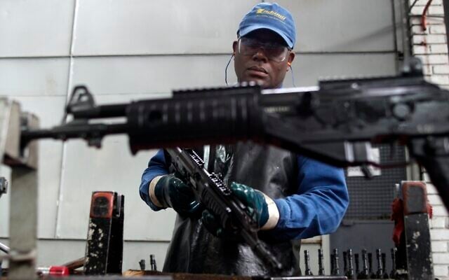 Un ouvrier assemble un fusil d'assaut Galil-GT chez le fabricant d'armes militaires colombien Indumil, à Soacha, en Colombie. (Crédit : AP Photo/Fernando Vergara)