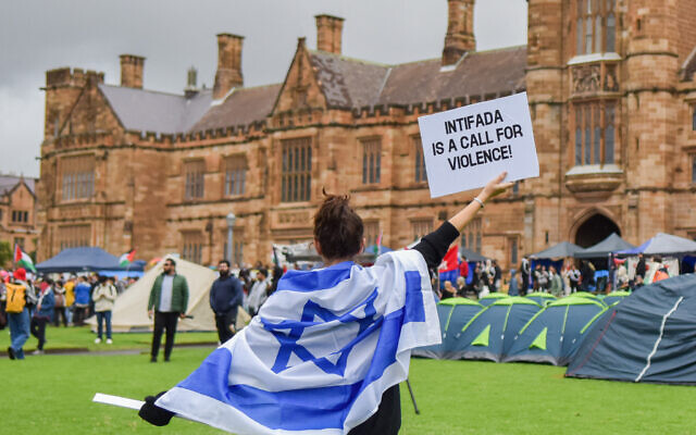 Un membre de la communauté juive australienne brandit une lors d'une manifestation anti-Israël, à l'université de Sydney, le 3 mai 2024. (Crédit : Ayush Kumar/AFP) Un membre de la communauté juive australienne brandit une lors d'une manifestation anti-Israël, à l'université de Sydney, le 3 mai 2024. (Crédit : Ayush Kumar/AFP)