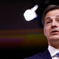 Le Premier ministre belge Alexander De Croo s'exprimant lors d'une conférence de presse à l'issue du sommet du Conseil européen, au siège de l'UE, à Bruxelles, le 18 avril 2024. (Crédit : Kenzo Tribouillard/AFP)