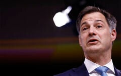 Le Premier ministre belge Alexander De Croo s'exprimant lors d'une conférence de presse à l'issue du sommet du Conseil européen, au siège de l'UE, à Bruxelles, le 18 avril 2024. (Crédit : Kenzo Tribouillard/AFP)