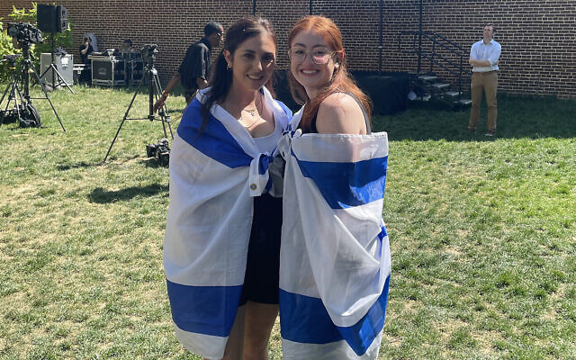 Des militants pro-Israël lors d'une contre-manifestation sur le campus de l'université George Washington à Washington, DC, le 2 mai 2024. (Crédit : Tani Levitt)