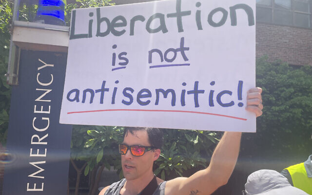 Un manifestant anti-Israël sur le campus de l'université George Washington à Washington, DC, le 2 mai 2024. (Crédit : Tani Levitt)