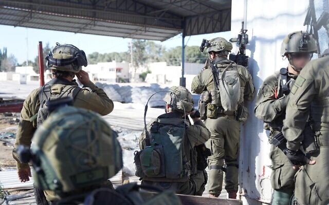 Les troupes de Tsahal opèrent dans l'est de Rafah dans le sud de la bande de Gaza, sur une image de l'armée publiée le 8 mai 2024. (Crédit : Armée israélienne) Les troupes de Tsahal opèrent dans l'est de Rafah dans le sud de la bande de Gaza, sur une image de l'armée publiée le 8 mai 2024. (Crédit : Armée israélienne)