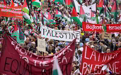 Des personnes portent des bannières et des drapeaux palestiniens lors d'une manifestation anti-Israël contre la participation d'Israël à l'Eurovision avant la deuxième demi-finale du Concours Eurovision de la chanson à Malmö, en Suède, le 9 mai 2024. (Crédit : Martin Meissner/AP)