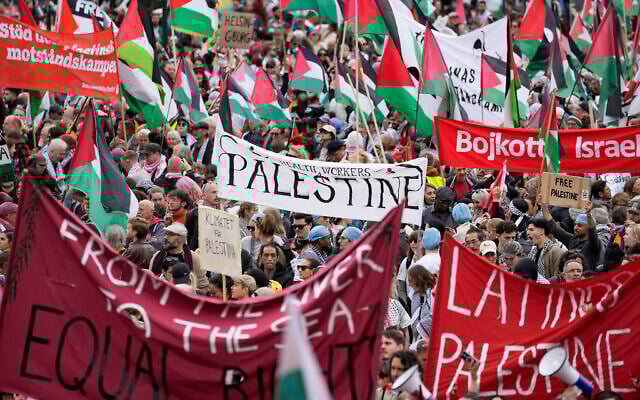 Des personnes portent des bannières et des drapeaux palestiniens lors d'une manifestation anti-Israël contre la participation d'Israël à l'Eurovision avant la deuxième demi-finale du Concours Eurovision de la chanson à Malmö, en Suède, le 9 mai 2024. (Crédit : Martin Meissner/AP) Des personnes portent des bannières et des drapeaux palestiniens lors d'une manifestation anti-Israël contre la participation d'Israël à l'Eurovision avant la deuxième demi-finale du Concours Eurovision de la chanson à Malmö, en Suède, le 9 mai 2024. (Crédit : Martin Meissner/AP)