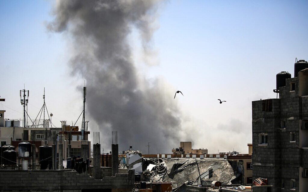 De la fumée s'échappe suite aux frappes israéliennes à Rafah, dans le sud de la bande de Gaza, le 9 mai 2024. (Crédit : AFP)