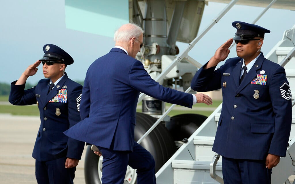 Le président américain Joe Biden monte à bord d'Air Force One, le 9 mai 2024, à la base aérienne d'Andrews, dans le Maryland. (Crédit : Alex Brandon/AP) Le président américain Joe Biden monte à bord d'Air Force One, le 9 mai 2024, à la base aérienne d'Andrews, dans le Maryland. (Crédit : Alex Brandon/AP)