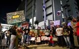 Des manifestants réclament la libération des otages israéliens détenus dans la bande de Gaza devant la base de Hakirya à Tel Aviv, le 9 mai 2024. (Crédit : Avshalom Sassoni/Flash90)