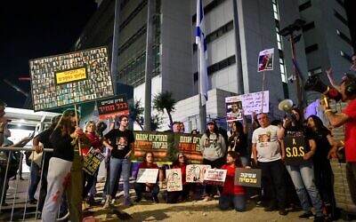 Des manifestants réclament la libération des otages israéliens détenus dans la bande de Gaza devant la base de Hakirya à Tel Aviv, le 9 mai 2024. (Crédit : Avshalom Sassoni/Flash90)