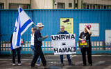 Des militants protestant contre l'Office de secours et de travaux des Nations unies pour les réfugiés de Palestine (UNRWA) devant ses bureaux, à Jérusalem, le 27 mars 2024. (Crédit : Yonatan Sindel/Flash90)