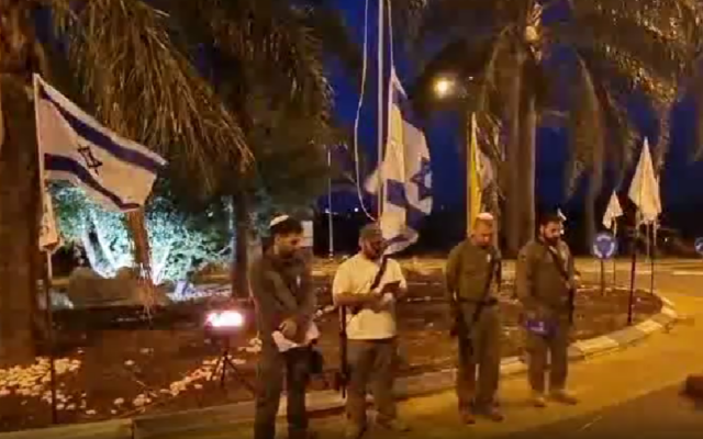 Cérémonie de Yom HaZikaron à Shomera, le 12 mai, 2024 (Crédit : Capture d’écran/Canaan Lidor/Times of Israel)