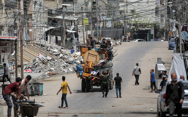 Des personnes évacuent Rafah, en direction de Khan Younès, dans le sud de la bande de Gaza, le 11 mai 2024 (Crédit : AFP) Des personnes évacuent Rafah, en direction de Khan Younès, dans le sud de la bande de Gaza, le 11 mai 2024 (Crédit : AFP)