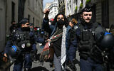 Un manifestant pro-palestinien est escorté par des gendarmes français lors de l'évacuation d'un sit-in dans le hall d'entrée de l'Institut d'études politiques (Sciences Po Paris), à Paris, le 3 mai 2024. (Crédit : Miguel Medina/AFP)