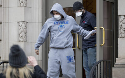 Derrick Evans sort du Sidney L. Christie US Courthouse and Federal Building après avoir été mis en accusation, à Huntington, en Virginie occidentale, le 8 janvier 2021. (Crédit : Sholten Singer/The Herald-Dispatch via AP)