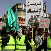 Photo d'illustration : Des manifestants à Amman, capitale de la Jordanie, arborent des drapeaux des Frères musulmans alors qu'ils se rassemblent pour soutenir les Palestiniens dans le cadre de la guerre entre Israël et le Hamas, le 27 janvier 2023. (Crédit : Khalil Mazraawi/AFP)
