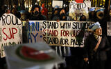 Des gens protestant contre l'interdiction des groupes anti-Israël Students for Justice in Palestine et de Jewish Voice for Peace, à l'Université de Columbia, à New York, le 20 novembre 2023. (Crédit : Michael M. Santiago/Getty Images via AFP)