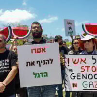Des étudiants arabes et activistes de gauche assistent à un rassemblement marquant l'anniversaire de la 'Nakba' palestinienne à l'université de Tel Aviv, le 15 mai 2024. (Crédit : Miriam Alster/Flash90)