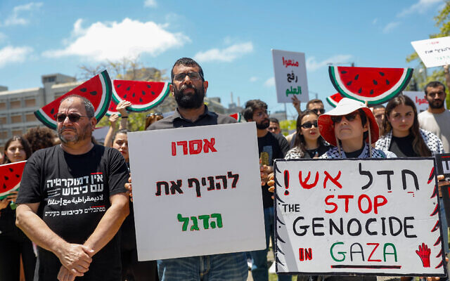 Des étudiants arabes et activistes de gauche assistent à un rassemblement marquant l'anniversaire de la 'Nakba' palestinienne à l'université de Tel Aviv, le 15 mai 2024. (Crédit : Miriam Alster/Flash90) Des étudiants arabes et activistes de gauche assistent à un rassemblement marquant l'anniversaire de la 'Nakba' palestinienne à l'université de Tel Aviv, le 15 mai 2024. (Crédit : Miriam Alster/Flash90)