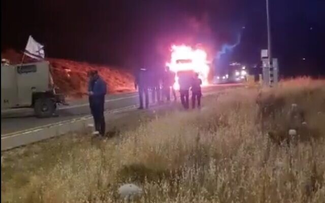 Un camion est en feu après avoir été attaqué par des émeutiers d'extrême droite dans le centre de la Cisjordanie, le 17 mars 2024 (Crédit : Capture d'écran vidéo ; utilisé conformément à la clause 27a de la loi sur le droit d'auteur) Un camion est en feu après avoir été attaqué par des émeutiers d'extrême droite dans le centre de la Cisjordanie, le 17 mars 2024 (Crédit : Capture d'écran vidéo ; utilisé conformément à la clause 27a de la loi sur le droit d'auteur)