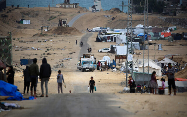 Des Palestiniens emballent leurs affaires alors qu'ils se préparent à fuir Rafah, dans le sud de la bande de Gaza, le 13 mai 2024. (Crédit : AFP) Des Palestiniens emballent leurs affaires alors qu'ils se préparent à fuir Rafah, dans le sud de la bande de Gaza, le 13 mai 2024. (Crédit : AFP)