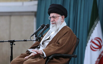 Le guide suprême, l'ayatollah Ali Khamenei, s'exprimant lors d'une réunion avec un groupe de familles de membres du Corps des Gardiens de la Révolution islamique (CGRI), le bras armé de l'Iran, à Téhéran, en Iran, le 19 mai 2024. (Crédit : Bureau du guide suprême iranien via AP)