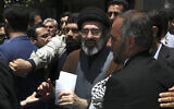 Mojtaba Khamenei, fils du guide suprême iranien l'ayatollah Ali Khamenei (au centre), assistant au rassemblement annuel de la Journée de Qods, ou Jérusalem, à Téhéran, en Iran, le 31 mai 2019. (Crédit : Vahid Salemi/AP Photo)