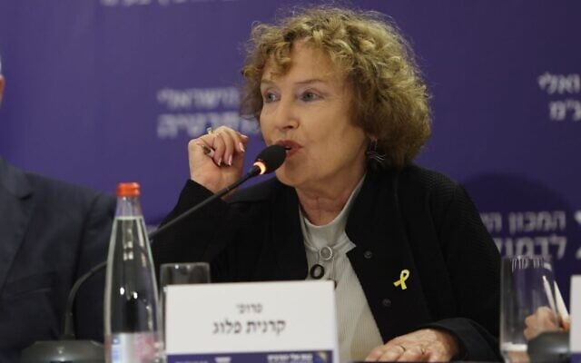 L'ancienne gouverneure de la Banque d'Israël, la Pr. Karnit Flug, s'exprimant lors de la conférence Eli Horowitz pour l'économie et la société, organisée par l'Institut israélien de la démocratie, à Jérusalem, en mai 2024. (Crédit : Oded Karni)