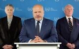 Karim Khan, le procureur général de la Cour pénale internationale (au centre), annonçant qu'il demande aux juges de la CPI d’émettre des mandats d'arrêt contre le Premier ministre Benjamin Netanyahu et le ministre de la Défense Yoav Gallant, ainsi que les chef du Hamas Yahya Sinwar, Mohammed Deif et Ismaïl Haniyeh, le 20 mai 2024. (Crédit : CPI)