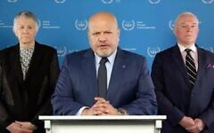 Karim Khan, le procureur général de la Cour pénale internationale (au centre), annonçant qu'il demande aux juges de la CPI d’émettre des mandats d'arrêt contre le Premier ministre Benjamin Netanyahu et le ministre de la Défense Yoav Gallant, ainsi que les chef du Hamas Yahya Sinwar, Mohammed Deif et Ismaïl Haniyeh, le 20 mai 2024. (Crédit : CPI)