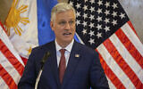 Robert O'Brien, alors conseiller à la sécurité nationale des États-Unis, s'exprimant au ministère des Affaires étrangères, à Pasay City, aux Philippines, le 23 novembre 2020. (Crédit : Eloisa Lopez/AP)
