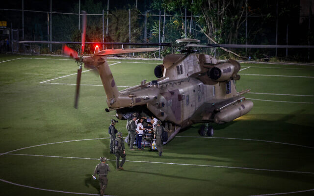 Des soldats blessés dans la bande de Gaza sont transportés à l’hôpital Shaare Zedek à Jérusalem, le 15 mai 2024. (Crédit : Chaim Goldberg/Flash90) Des soldats blessés dans la bande de Gaza sont transportés à l’hôpital Shaare Zedek à Jérusalem, le 15 mai 2024. (Crédit : Chaim Goldberg/Flash90)