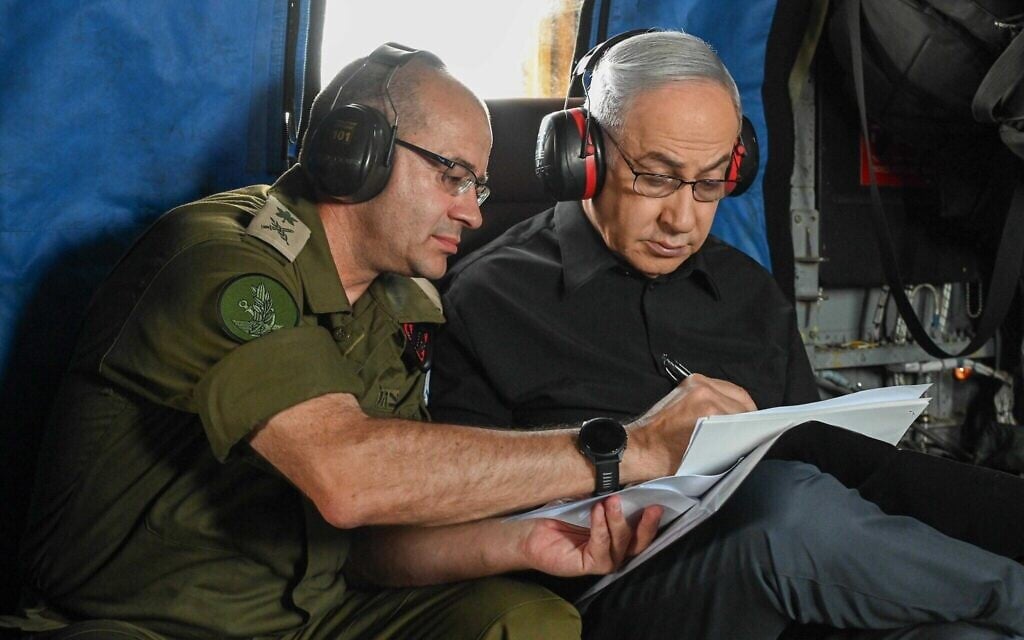 Le Premier ministre Benjamin Netanyahu lors d'une visite au quartier général du Commandement Nord de Tsahal, le 23 mai 2024. (Crédit : Maayan Toaf/GPO)