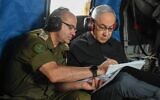 Le Premier ministre Benjamin Netanyahu lors d'une visite au quartier général du Commandement Nord de Tsahal, le 23 mai 2024. (Crédit : Maayan Toaf/GPO)