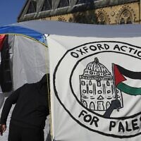 Un étudiant pro-palestinien entre dans une tente à l'extérieur du Pitt Rivers Museum à Oxford, en Angleterre, le 9 mai 2024. (Crédit : Kin Cheung/AP)