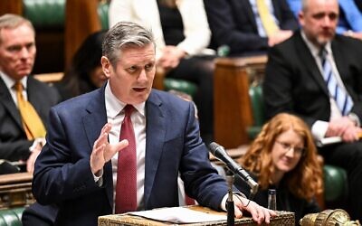 Le chef du Parti travailliste britannique, Keir Starmer, s'exprime lors de la session hebdomadaire des questions au Premier ministre (PMQ) à la Chambre des communes, dans le centre de Londres, le 21 février 2024. (Crédit : Jesica Taylor/UK Parliament/AFP)