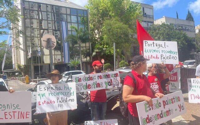 Des manifestants de divers groupes de gauche israéliens se rassemblent devant l'ambassade d'Espagne à Tel Aviv pour exiger que Madrid reconnaisse immédiatement l'existence d'un État palestinien après avoir dit qu'elle le ferait, le 24 mai 2024. (Crédit : Noam Lehmann/The Times of Israel) Des manifestants de divers groupes de gauche israéliens se rassemblent devant l'ambassade d'Espagne à Tel Aviv pour exiger que Madrid reconnaisse immédiatement l'existence d'un État palestinien après avoir dit qu'elle le ferait, le 24 mai 2024. (Crédit : Noam Lehmann/The Times of Israel)