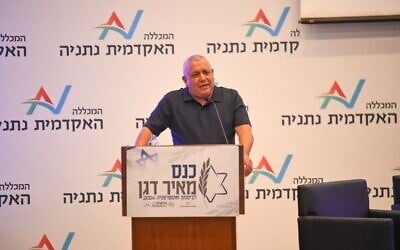 L'observateur du cabinet de Guerre, le ministre Gadi Eisenkot, s'exprime lors de la conférence annuelle de Meir Dagan au collège académique de Netanya, le 29 mai 2024. (Crédit : Autorisation)