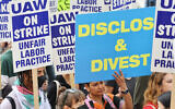 Des travailleurs universitaires de l'UCLA de la section locale 4811 des United Auto Workers font un piquet de grève en soutien aux manifestations anti-Israël sur le campus au premier jour de leur grève, à Los Angeles, en Californie,le 28 mai 2024. (Crédit : Mario Tama/Getty Images/AFP)
