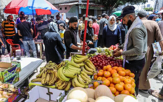 Des Palestiniens de la bande de Gaza font leurs courses sur un marché à Deir al-Balah, dans le centre de la bande de Gaza, le 23 mai 2024. (Crédit : Abed Rahim Khatib/Flash90) Des Palestiniens de la bande de Gaza font leurs courses sur un marché à Deir al-Balah, dans le centre de la bande de Gaza, le 23 mai 2024. (Crédit : Abed Rahim Khatib/Flash90)