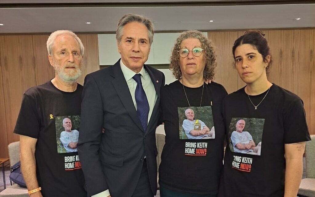 Le secrétaire d'État américain Antony Blinken (deuxième à gauche) rencontrant des proches d'otages détenus par le Hamas, à Tel Aviv, le 1er mai 2024. (Crédit : Siège du Forum des familles d'otages) Le secrétaire d'État américain Antony Blinken (deuxième à gauche) rencontrant des proches d'otages détenus par le Hamas, à Tel Aviv, le 1er mai 2024. (Crédit : Siège du Forum des familles d'otages)