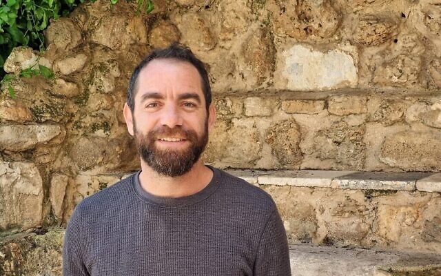 Les dessins au fusain de Yaron Steinberg donnent une vision utopique de la vie au kibboutz. (Bernard Dichek)