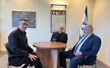 De gauche à droite : Gideon Saar, chef du parti Tikva Hadasha, Yaïr Lapid, chef de l'opposition, et Avigdor Liberman, chef du parti Yisrael Beytenu, le 29 mai 2024. (Crédit : Bureau de Yaïr Lapid)