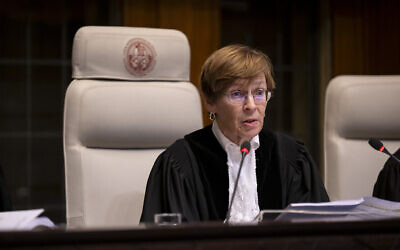 La présidente de la Cour internationale de Justice Joan E. Donoghue rend le verdict du tribunal concernant la demande de mesures provisoires contre Israël dans le cadre de la guerre dans la bande de Gaza, une demande soumise par l'Afrique du sud, le 26 janvier 2024. (Autorisation : Cour internationale de justice)